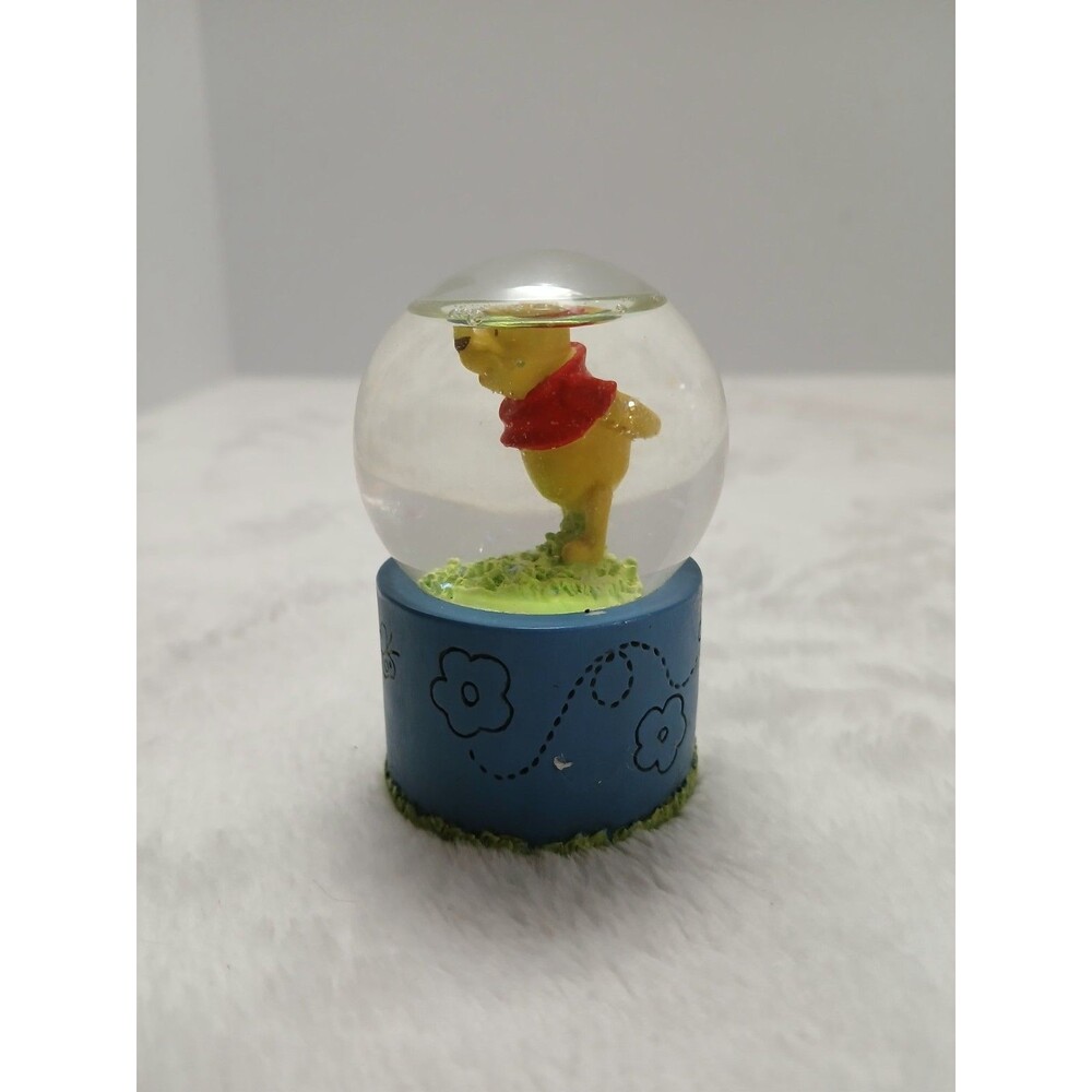 Disney Winnie-the-Pooh Mini Snow globe Smelling Flowers‎